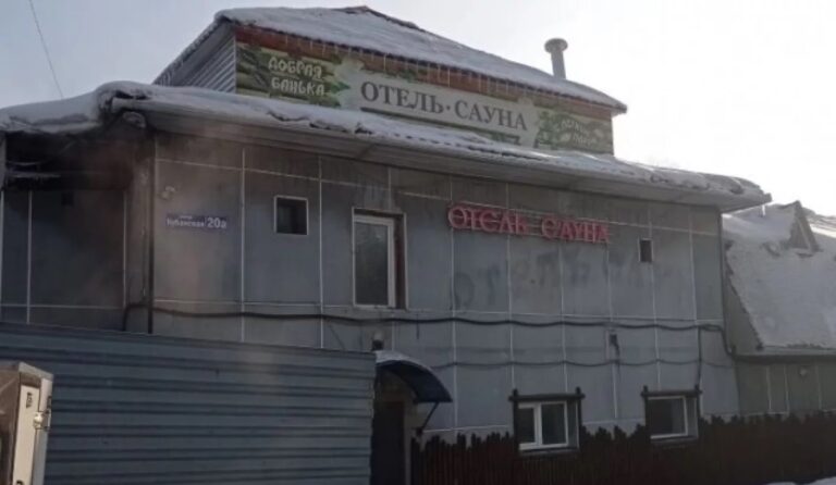 Опечатанные двери развлекательного комплекса на улице Кубанской в Прокопьевске после судебного решения