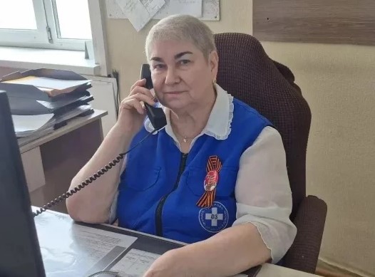 Диспетчер скорой помощи в наушниках принимает экстренный вызов в Кемерове.
