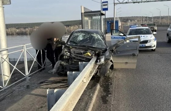Разбитая LADA Granta, врезавшаяся в металлическое дорожное ограждение на мосту