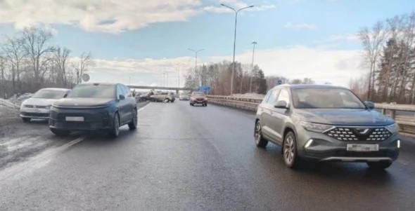 Разбитые автомобили на трассе Кемерово — Новокузнецк после массового ДТП 13 апреля 2026 года.