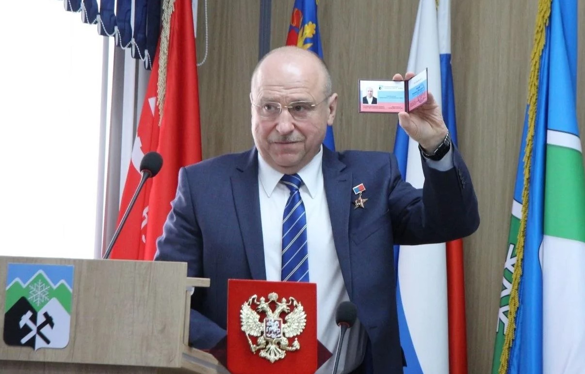 Коллаж: Владимир Макута, заснеженные горы Шерегеша и здание администрации Таштагола