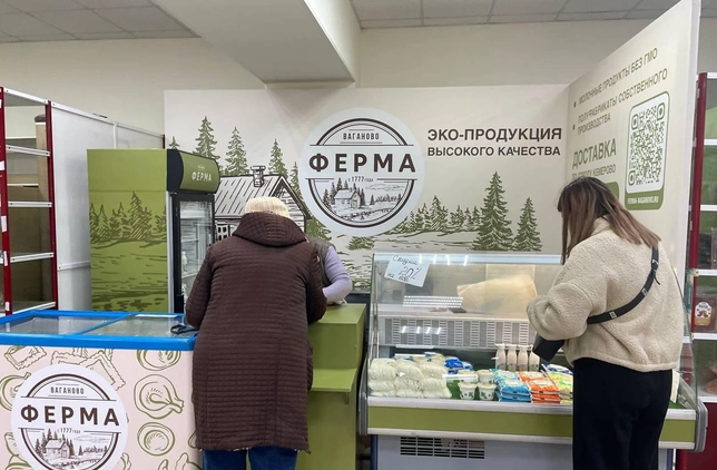 Закрытые ворота животноводческого комплекса АО Ваганово в Кемеровской области во время карантина по нодулярному дерматиту, май 2026 года