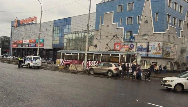 Легковой автомобиль после столкновения со столбом на пешеходном переходе возле ТЦ Я в Кемерове, на месте работает скорая помощь.