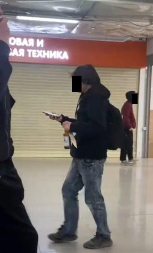 Кадр из видео очевидцев: молодой человек с ножом в торговом центре Новокузнецка.