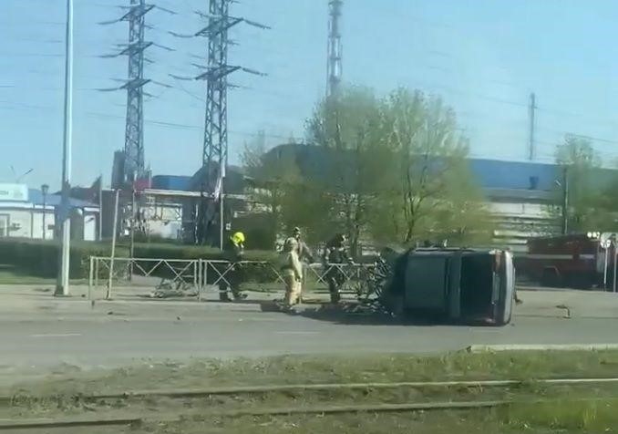 Перевернутый на крышу автомобиль после ДТП на улице Обнорского в Новокузнецке.