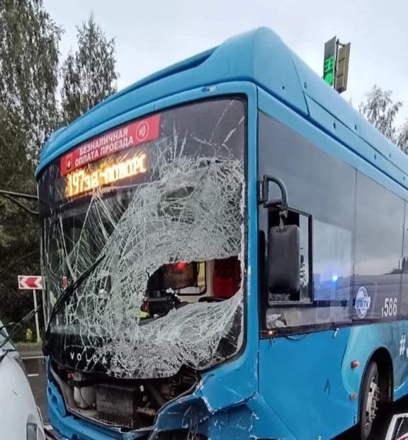Поврежденный в ДТП салонный автомобиль скорой медицинской помощи на перекрестке в Кемерове.