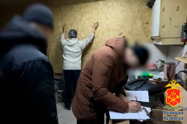 Изъятый полицией Кузбасса контрафактный алкоголь и канистры со спиртом в гараже