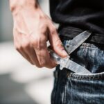 Оцепленное место происшествия у входа в пункт выдачи заказов в Новокузнецке, работают сотрудники правоохранительных органов.