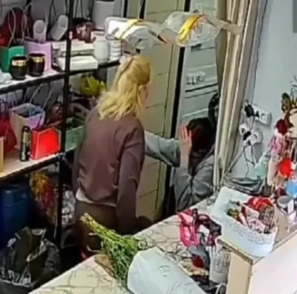 Запись камеры видеонаблюдения, зафиксировавшая нападение директора цветочного магазина на сотрудницу в Калтане.