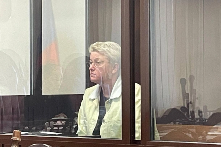 Обвиняемая Светлана Георгинская в зале суда Центрального района слушает решение об аресте