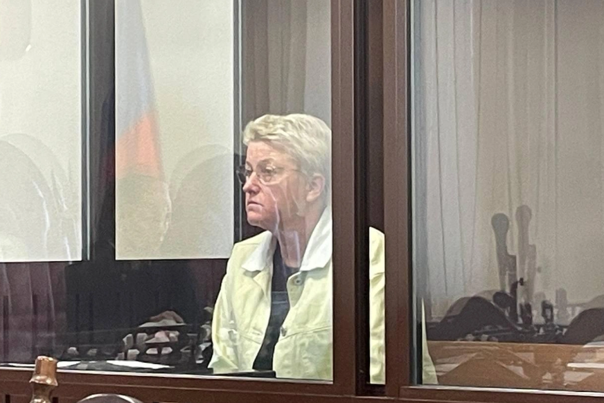 Обвиняемая Светлана Георгинская в зале суда Центрального района слушает решение об аресте