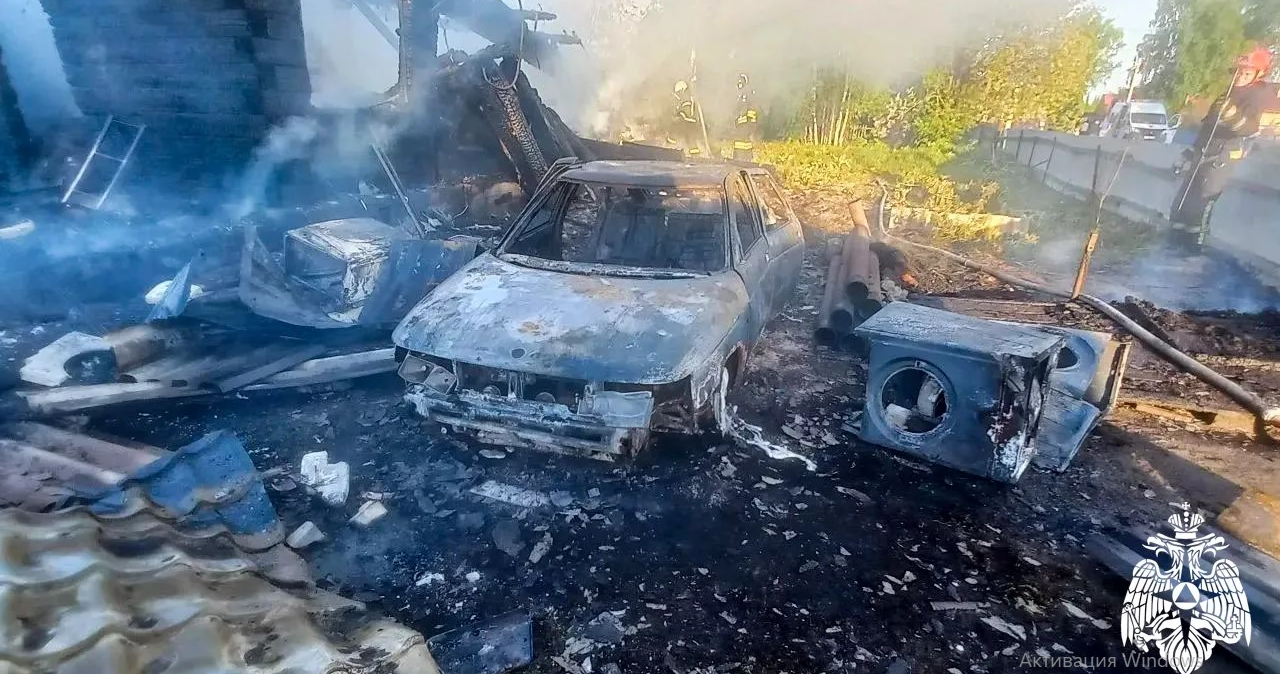 Пожарные МЧС России ликвидируют крупное возгорание жилых домов и надворных построек в поселке Разведчик под Кемеровом.