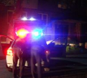 Служебный автомобиль вневедомственной охраны Росгвардии с включенными проблесковыми маячками во дворе жилого дома в Новокузнецке.