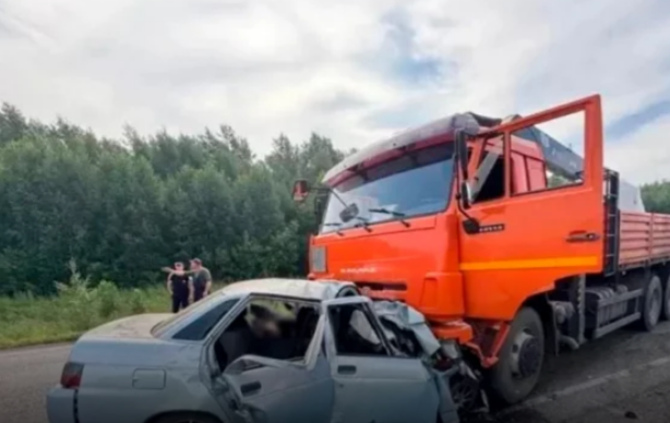 Служебный автомобиль ГИБДД с включенными проблесковыми маячками на месте расследования тяжелого дорожно-транспортного происшествия на загородной трассе.