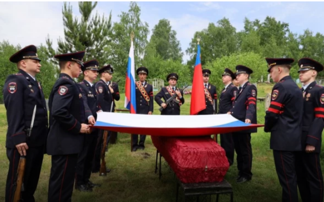Торжественная церемония захоронения останков советского воина с участием почетного караула полиции, юнармейцев и родственников в селе Усть-Чебула Кемеровской области.