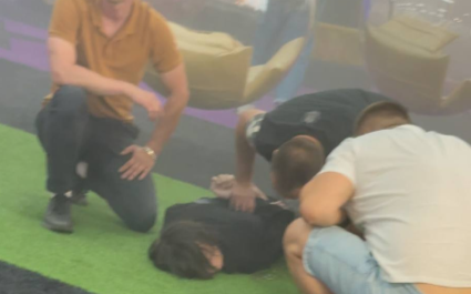 Задержание 19-летнего нападавшего силовиками у входа в МФЦ в ТЦ West Mall в Краснодаре после взрыва и атаки мачете.
