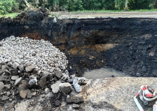 Аварийно-ремонтная бригада новокузнецкого Водоканала проводит раскопку грунта на месте порыва водопроводной сети