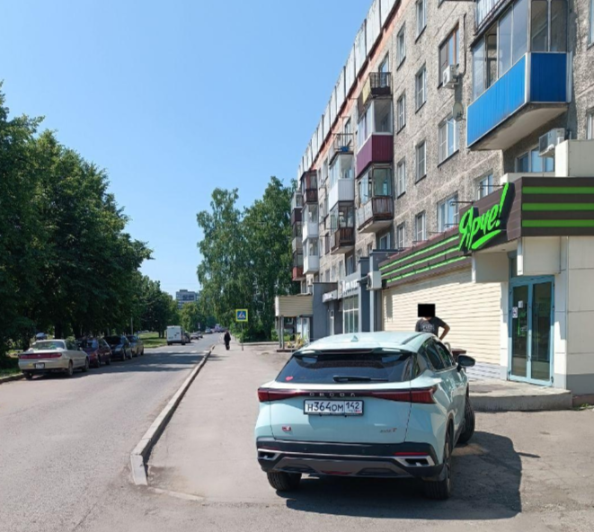 Легковые автомобили нарушителей, припаркованные непосредственно на пешеходном тротуаре перед входом в супермаркет в Новокузнецке