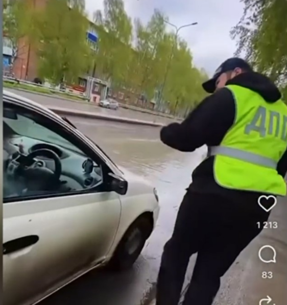 Патрульный автомобиль Госавтоинспекции и форменная экипировка сотрудников дорожно-патрульной службы МВД РФ