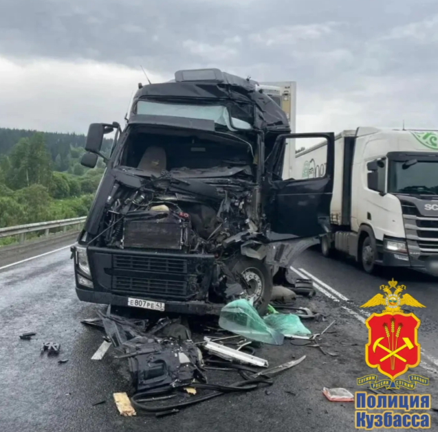 Последствия столкновения трех грузовых автомобилей на федеральной трассе в Кемеровской области — Кузбассе