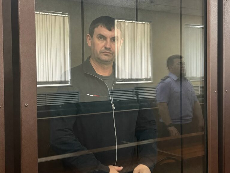 Сотрудники конвойной службы выводят под стражу в наручниках тренера Константина Шилина и бизнесмена Виталия Злобина из зала Центрального районного суда Кемерово.