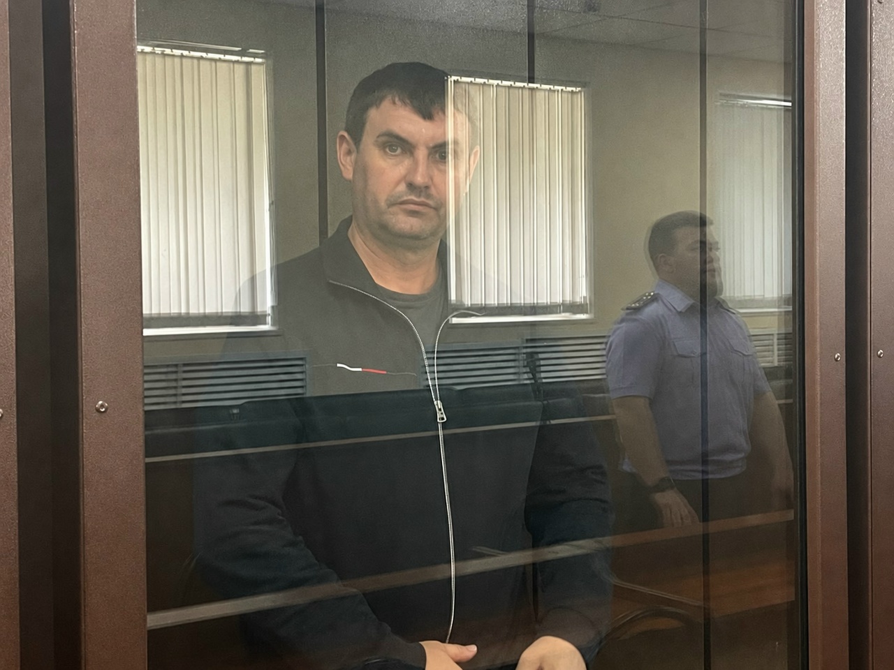 Сотрудники конвойной службы выводят под стражу в наручниках тренера Константина Шилина и бизнесмена Виталия Злобина из зала Центрального районного суда Кемерово.