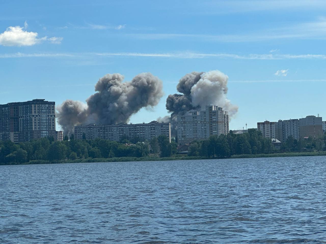 Густой столб черного дыма над промышленной зоной Воронежа после прямого ракетного прилета в дневные часы 22 июня 2026 года.