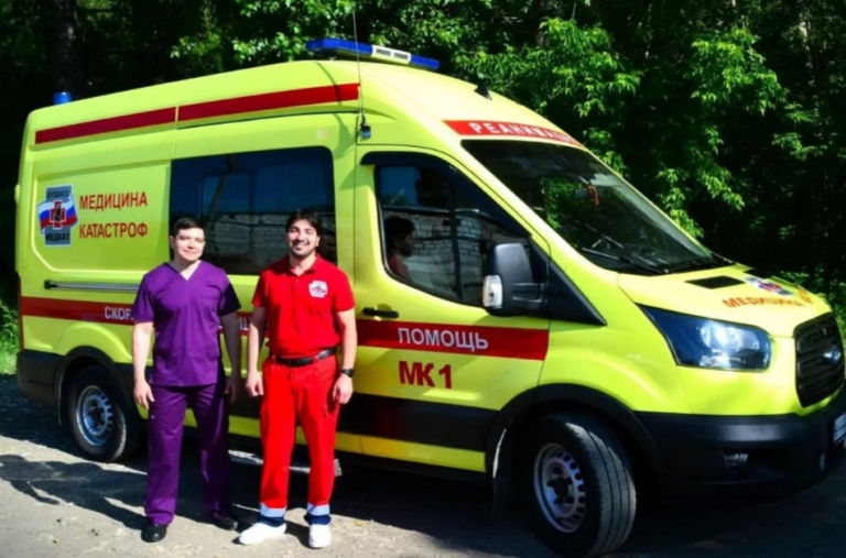 Специализированный реанимобиль Кузбасского центра медицины катастроф осуществляет высокотехнологичную транспортировку тяжелого пациента.