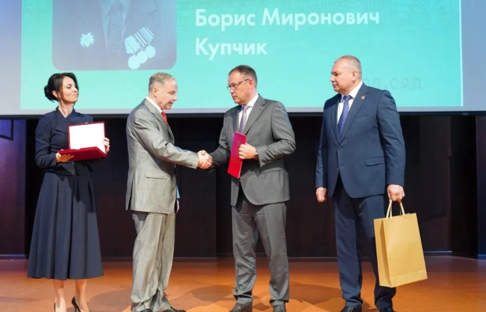 Торжественное заседание Совета народных депутатов города Новокузнецка, на котором происходит передача знаков отличия Почетного гражданина родственникам выдающегося врача.