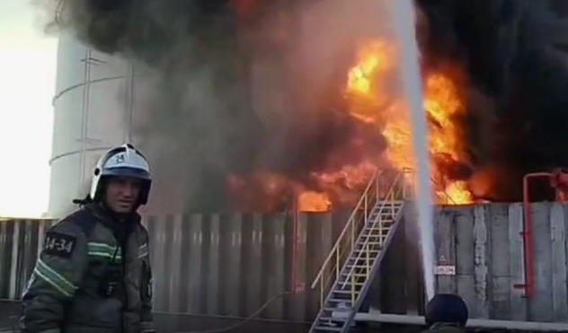 Силы пожарно-спасательных подразделений МЧС России разворачивают технику для ликвидации крупного пожара на индустриальном объекте.