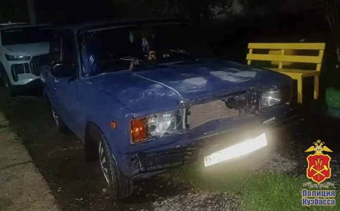 Поврежденный автомобиль ВАЗ-2107 нарушителя возле жилого дома в поселке Ясногорский