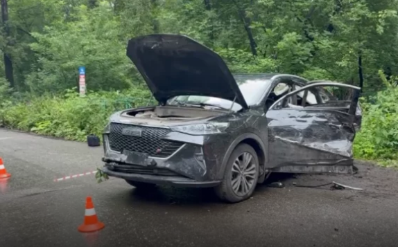 Разбитый кроссовер Haval F7 на обочине дороги после столкновения с деревом в Новокузнецке