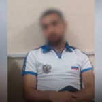 Сотрудники уголовного розыска ГУ МВД России по Кемеровской области конвоируют задержанного за мошенничество мужчину.