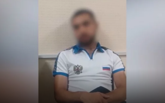 Сотрудники уголовного розыска ГУ МВД России по Кемеровской области конвоируют задержанного за мошенничество мужчину.