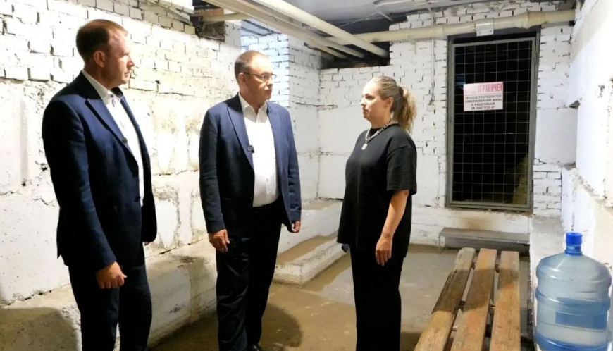 Вход в подвальное помещение многоквартирного жилого дома с обновленной навигационной табличкой «Укрытие».
