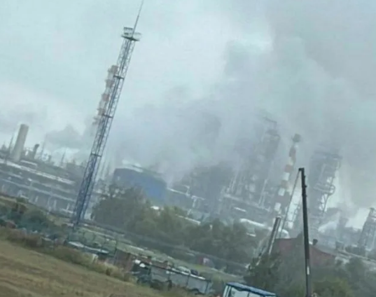 Работа пожарных и оперативных служб в промышленной зоне города Омска после атаки БПЛА