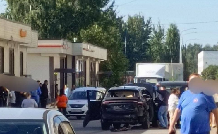 Работа криминалистов и следователей Следственного комитета на месте взрыва кроссовера Geely в Санкт-Петербурге