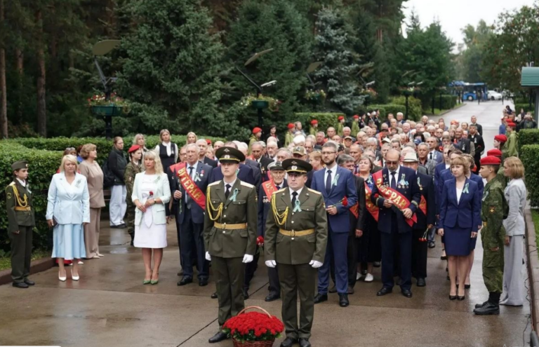 Возложение живых цветов к памятнику горнякам на Красной горке в Кемерове 28 августа