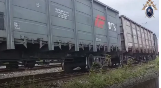 Поврежденные грузовые вагоны на железнодорожных путях после схода с рельсов в Кузбассе
