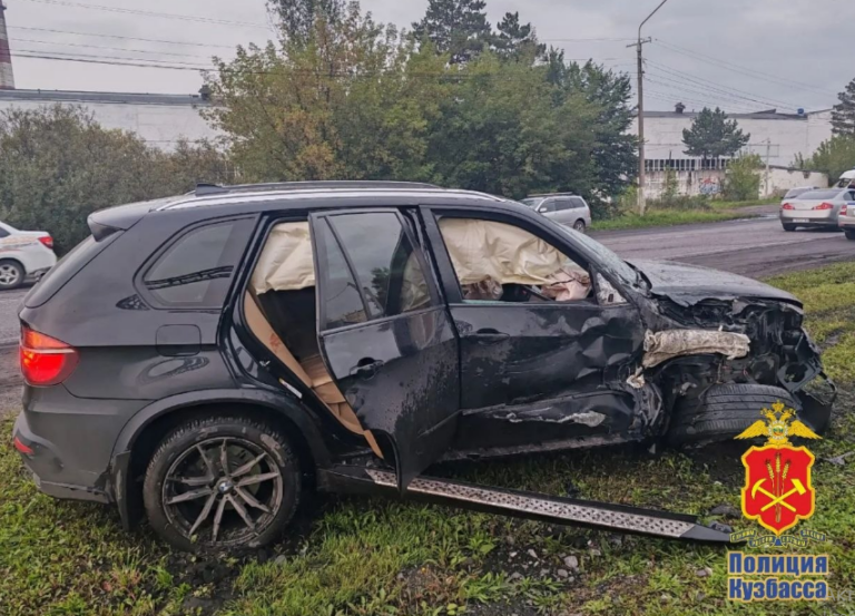 Поврежденный автомобиль скорой помощи на трассе в Кузбассе