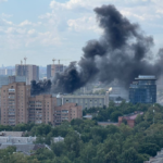 Пожарные машины МЧС с включенными маяками у проходной космического предприятия в Королёве 5 августа