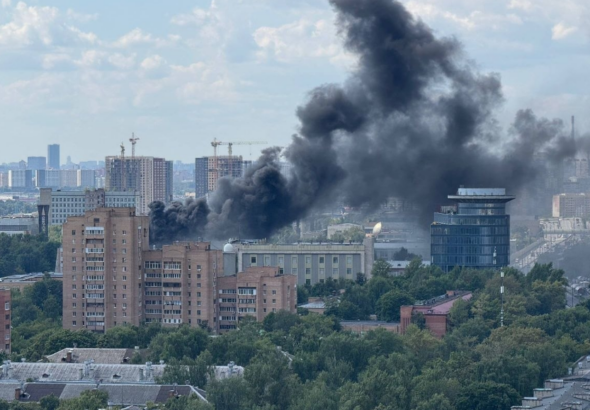 Пожарные машины МЧС с включенными маяками у проходной космического предприятия в Королёве 5 августа