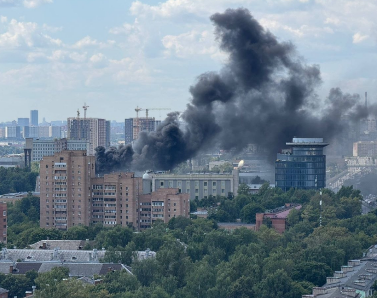 Пожарные машины МЧС с включенными маяками у проходной космического предприятия в Королёве 5 августа