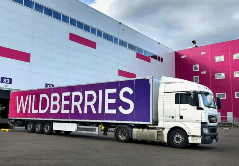 Пожарные МЧС проводят проливку конструкций склада Wildberries в Екатеринбурге