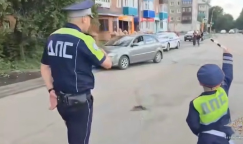 Восьмилетний мальчик в форме инспектора ГАИ общается с сотрудниками полиции в Киселевске