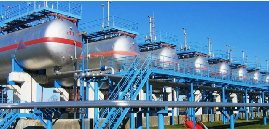 Пассажирский городской автобус на метане заправляется на газовой станции АГНКС в Кузбассе
