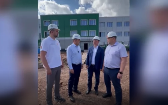 Строительная площадка новой пятиэтажной поликлиники в Киселевске на Красном Камне