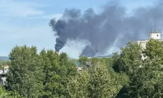 Столб черного дыма над промышленной зоной Комсомольского НПЗ в Хабаровском крае