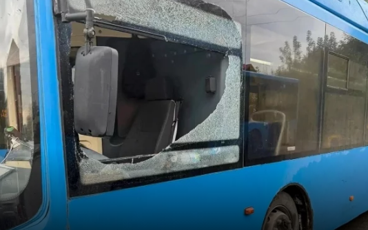 Разбитое боковое стекло на двери пассажирского автобуса