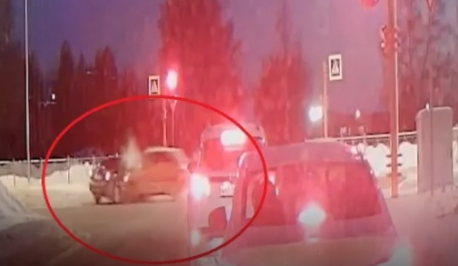 Момент столкновения автомобилей в Кемерове на дорожной камере